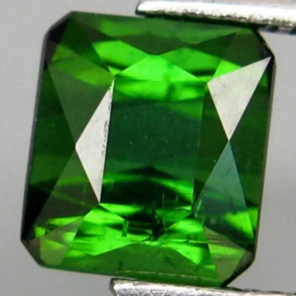 1.10 carat Good Color Natural Top Green Tourmaline Mozambique - Picture 1 of 3